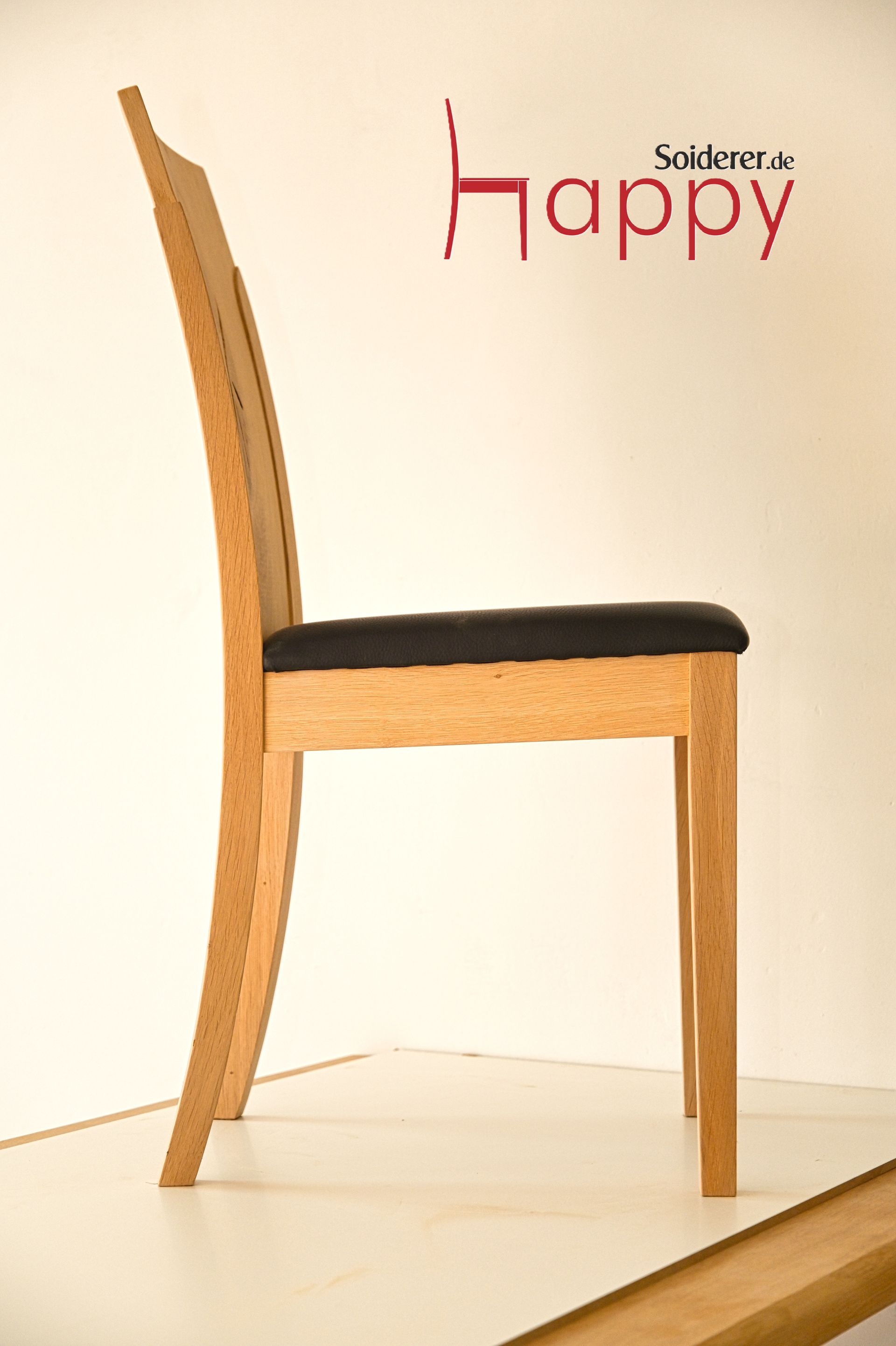 Happy Chair im Seitenprofil — die ergonomisch geschwungene Lehne
