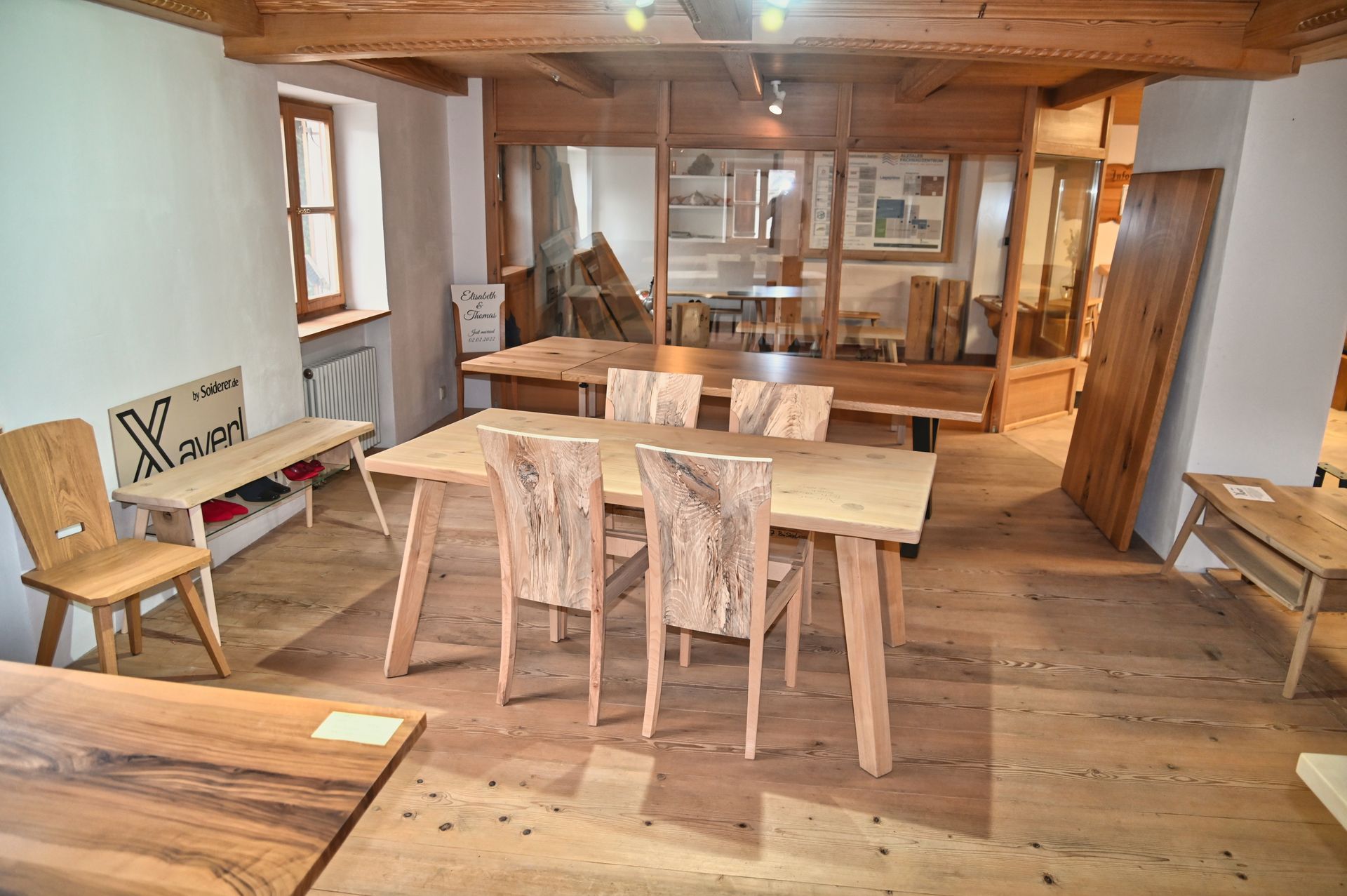 Ausstellung der Schreinerei Soiderer — Tische, Bänke und Stühle in der urbayerischen Schauwerkstatt